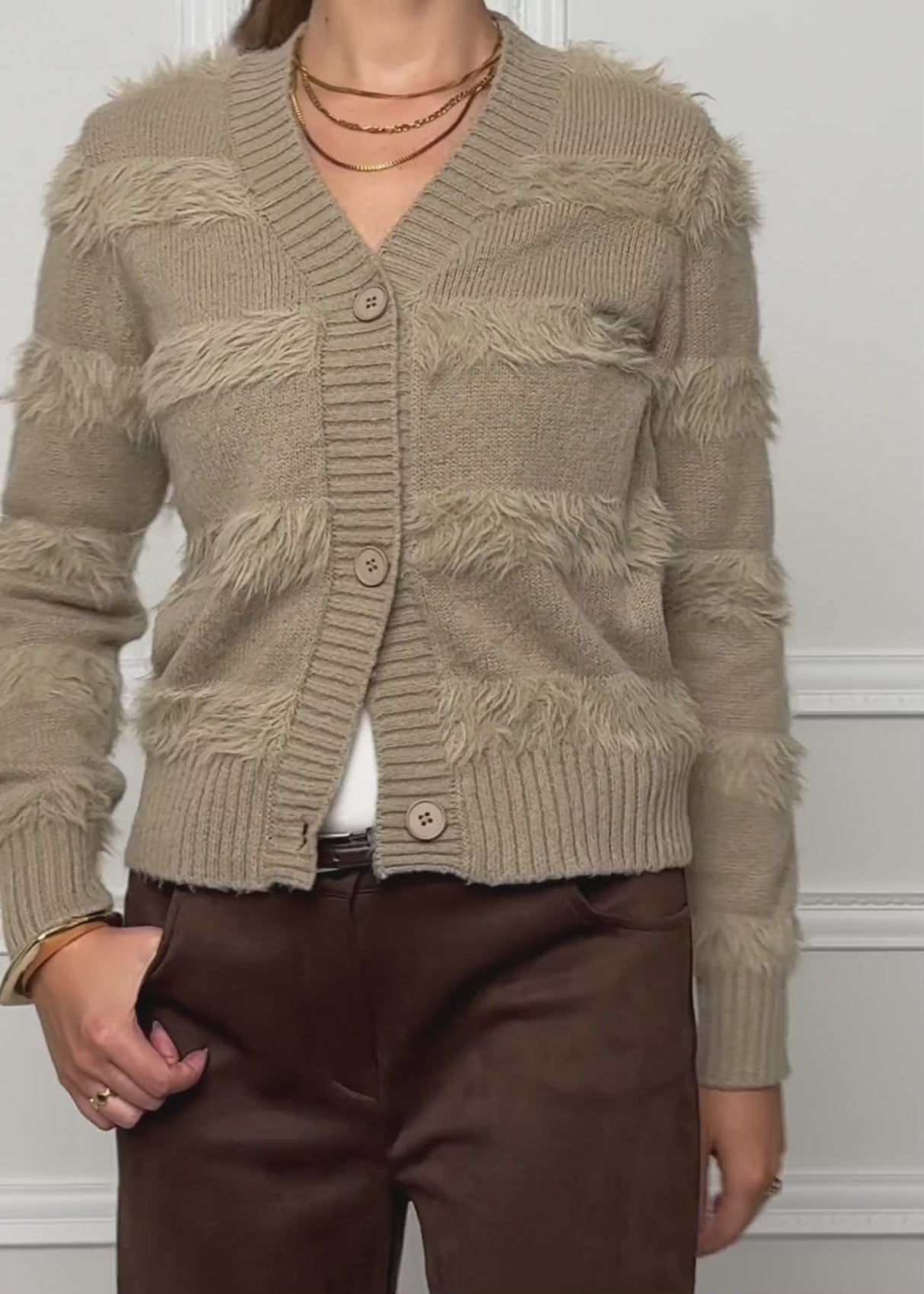 Strickjacke mit flauschigen Streifen - taupe von SASSYCLASSY