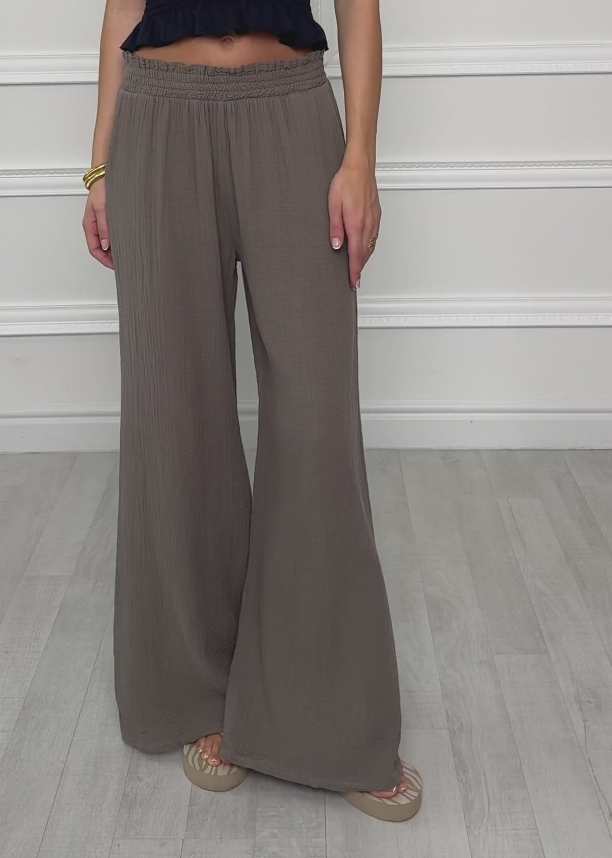 Musselin Hose mit weitem Bein - taupe von SASSYCLASSY
