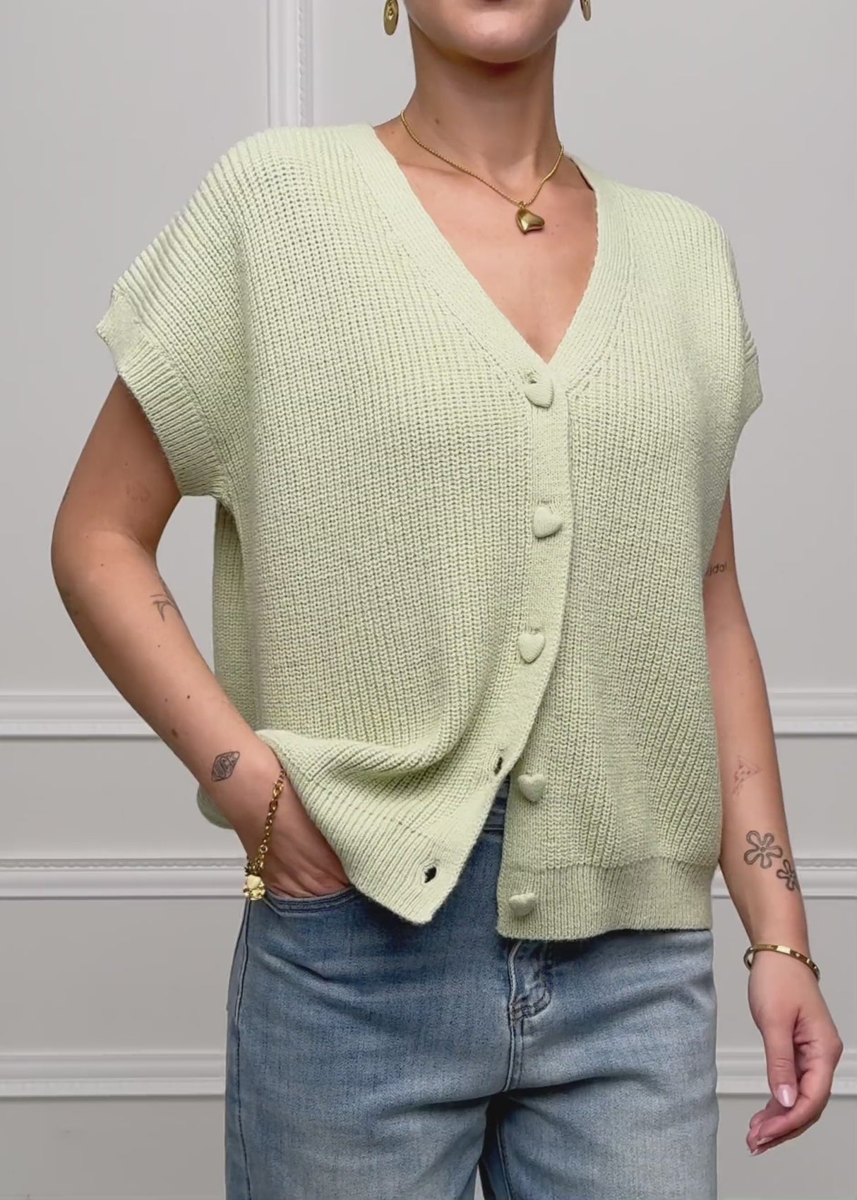 Strickweste mit Herzknöpfen - salbeigrün