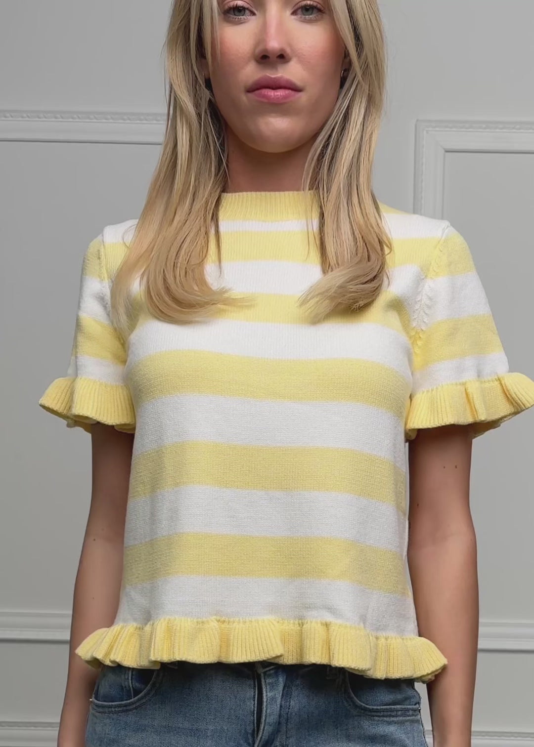 Gestreifter Kurzarm-Pullover mit Volants - offwhite-buttergelb by SASSYCLASSY