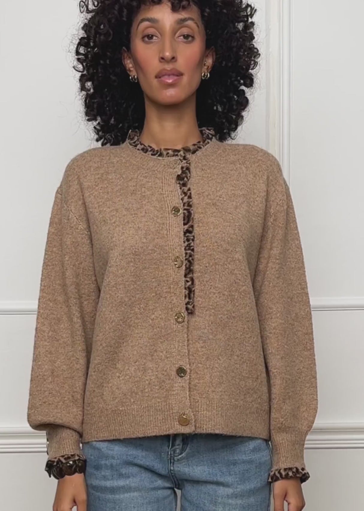 Cardigan with ruffles in leopard print - camel