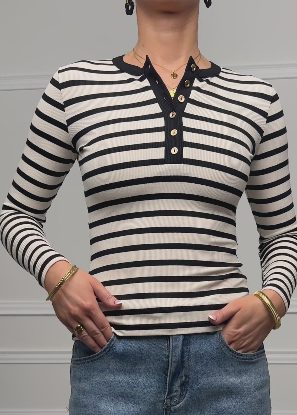 Gestreiftes Langarmshirt mit Knopfleiste - schwarz-weiß