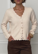 Strickjacke mit Bogenkante - offwhite