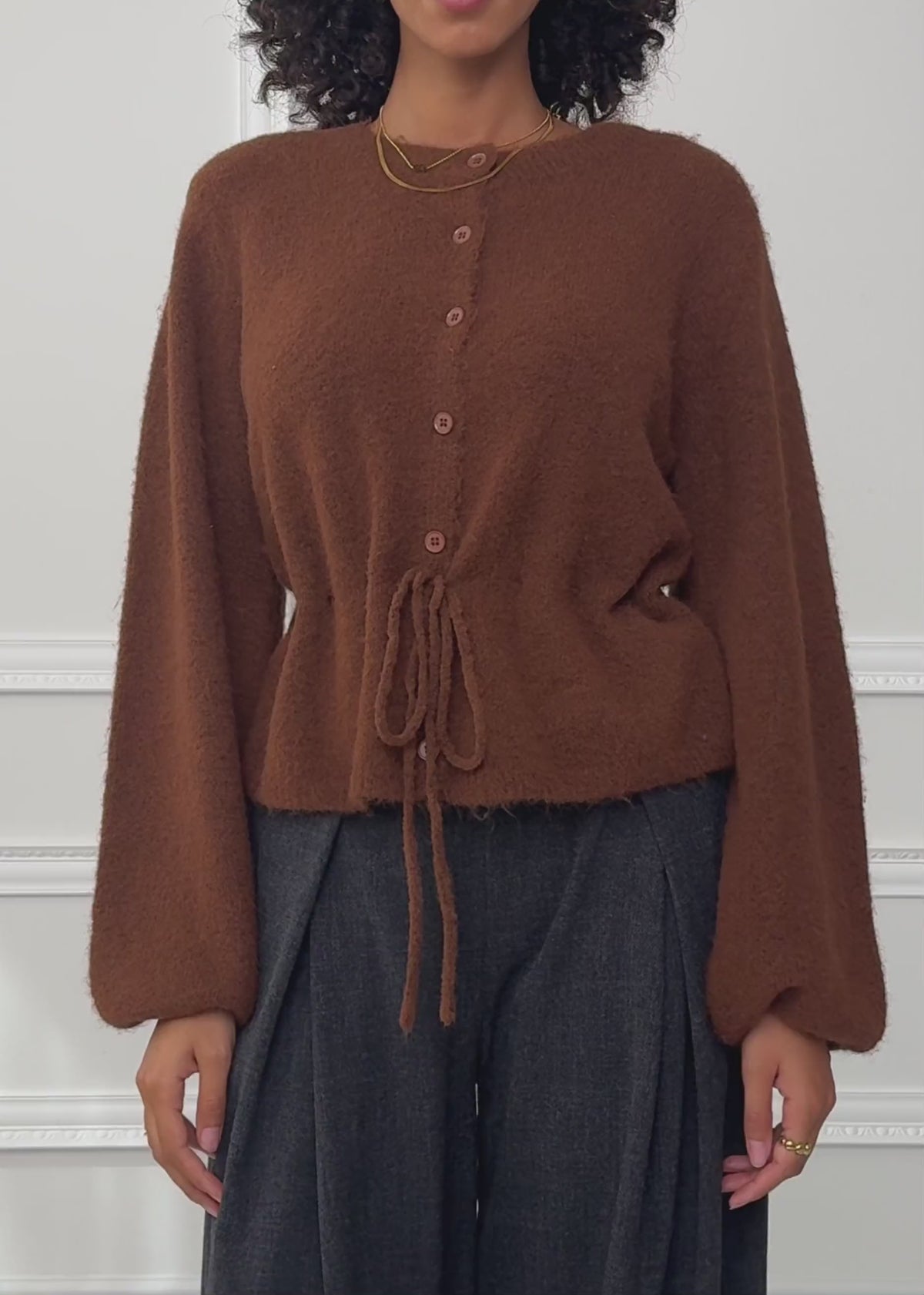 Strickjacke mit verstellbarem Kordelzug - braun by SASSYCLASSY