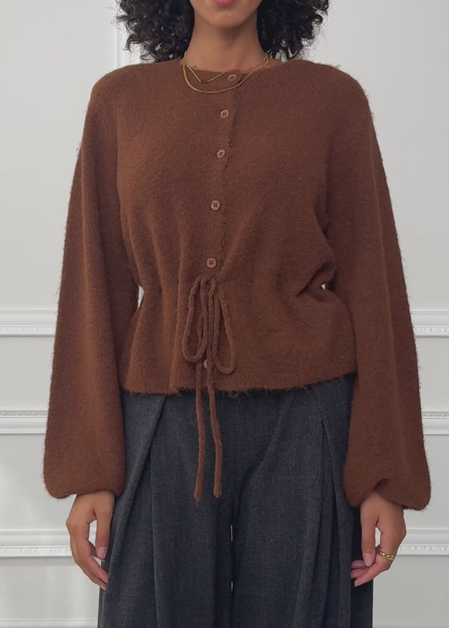 Strickjacke mit verstellbarem Kordelzug - braun von SASSYCLASSY