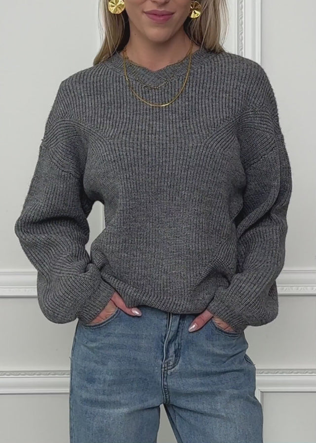 Rippstrickpullover mit hohem V-Ausschnitt - grau von SASSYCLASSY