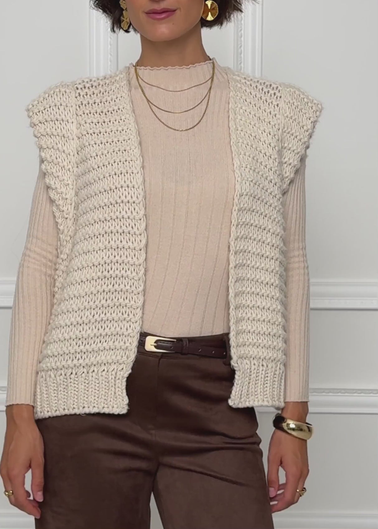 Ärmellose Strickweste mit strukturierten Schultern - offwhite