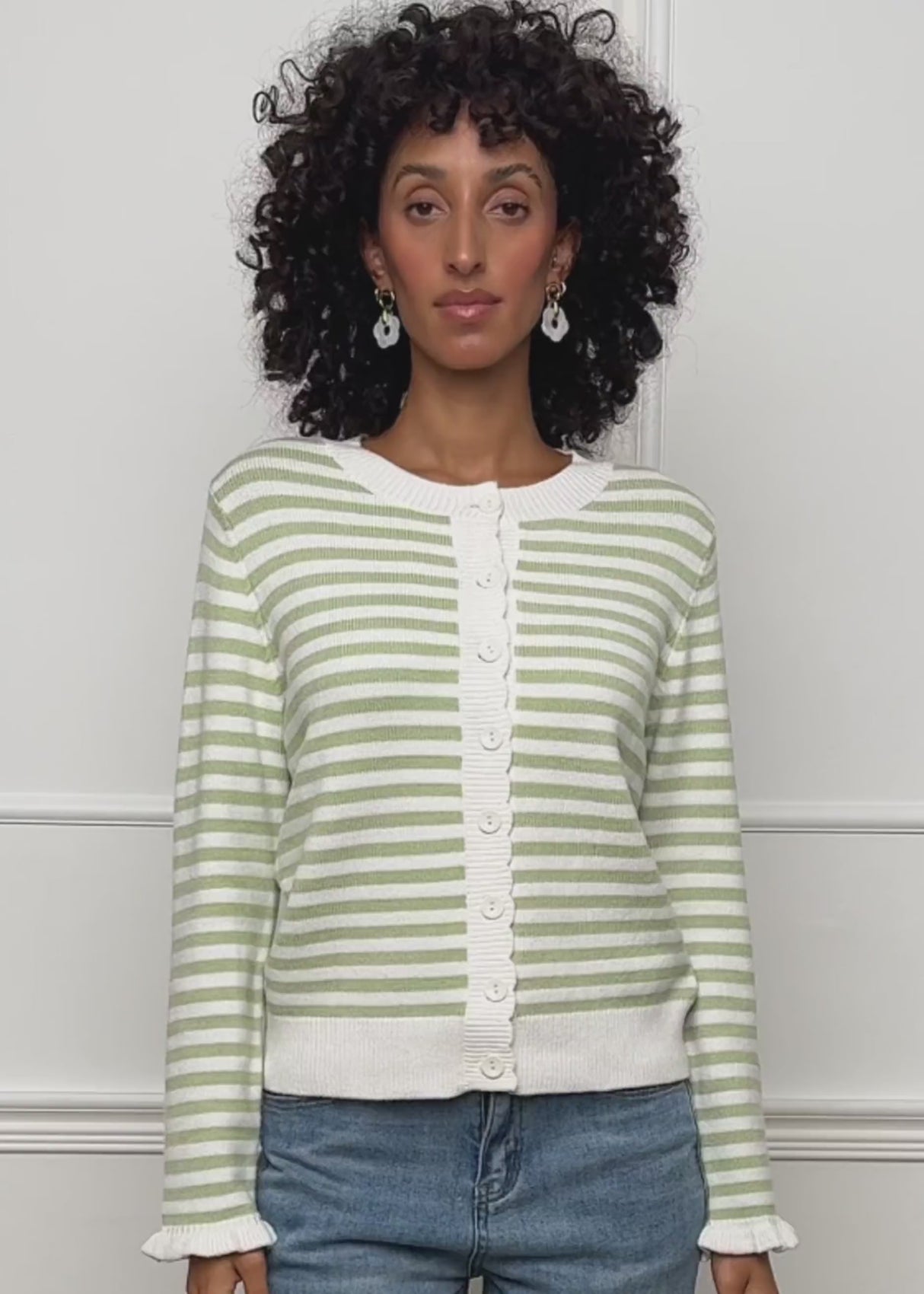 Gestreifte Strickjacke mit Volants - grün