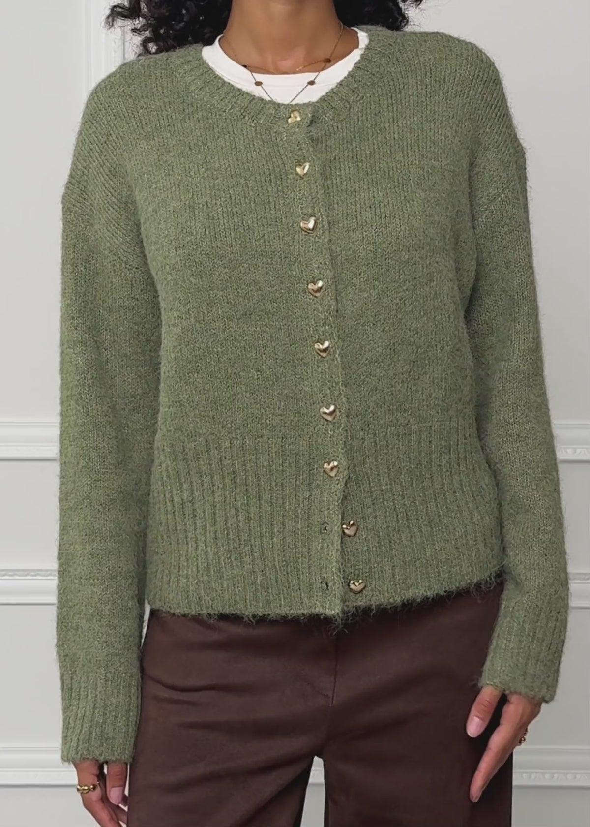 Strickjacke mit Herzknöpfen - khaki von SASSYCLASSY