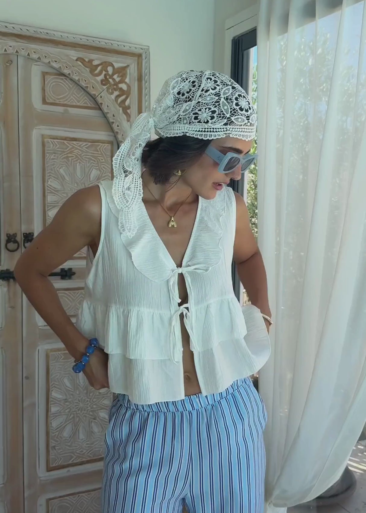 Ärmellose Volant Bluse mit Bindebänder - weiß von SASSYCLASSY