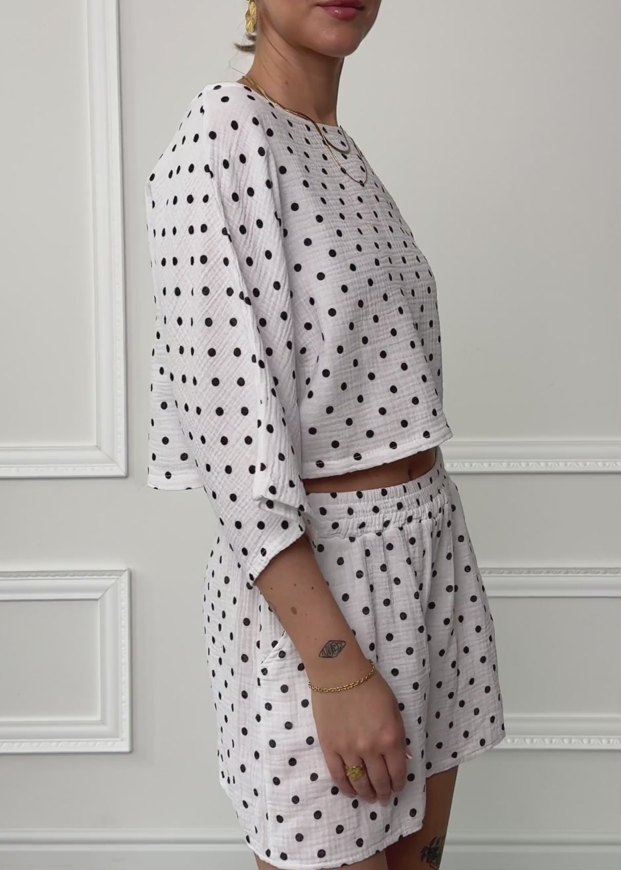 Gepunktetes Musselin Shirt mit Fledermausärmeln - weiß by SASSYCLASSY