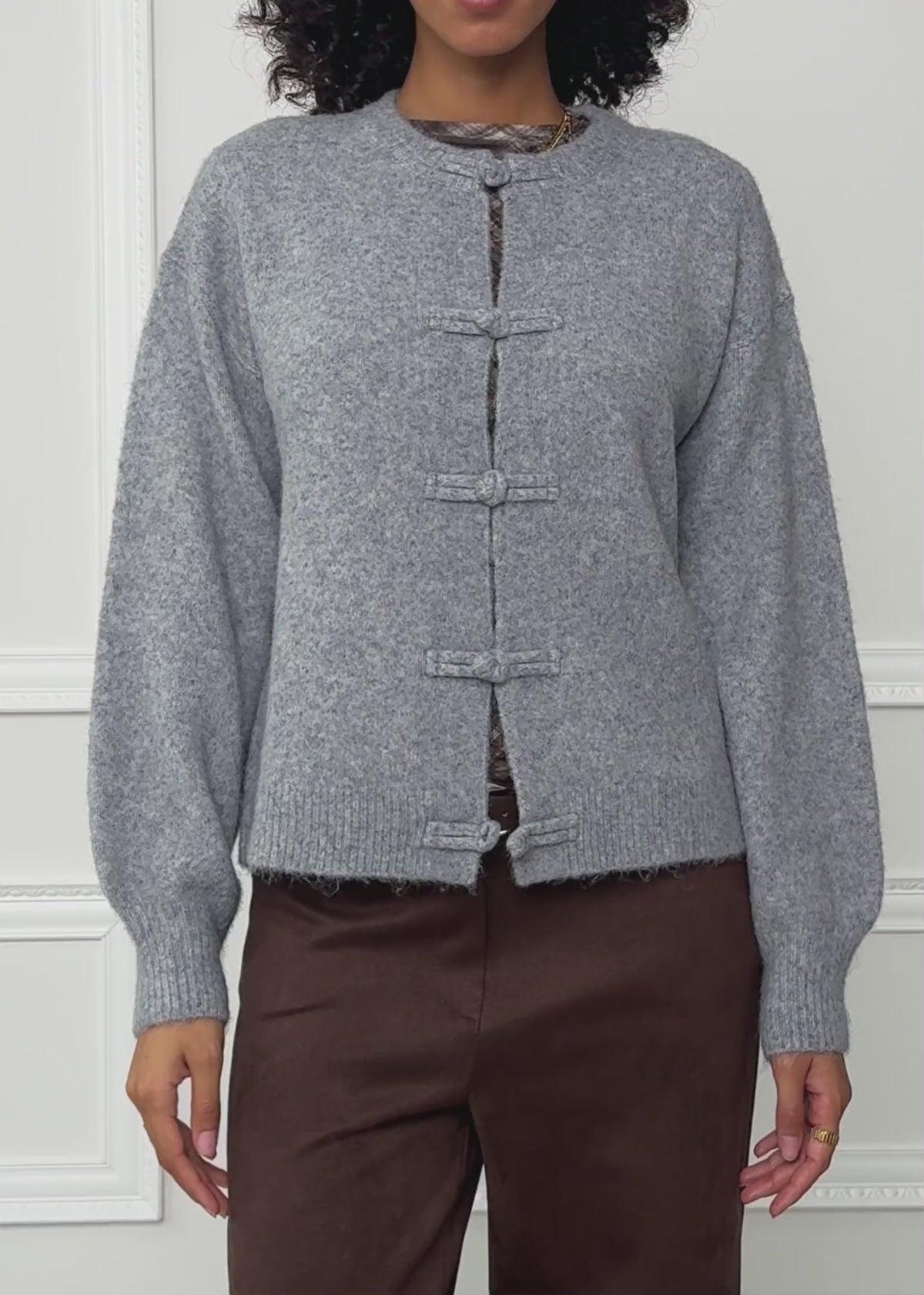 Strickjacke mit Knebelverschluss - grau von SASSYCLASSY