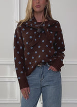 Gepunkteter Pullover mit Schal - braun