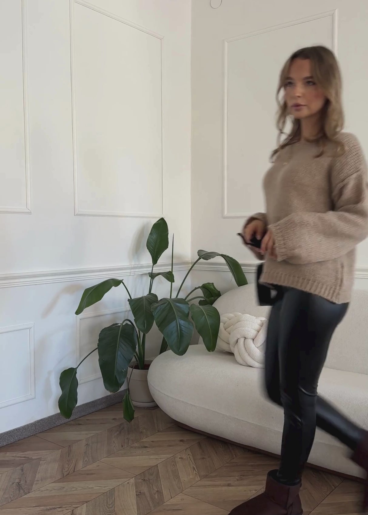 Oversized sweater with round neckline - taupe