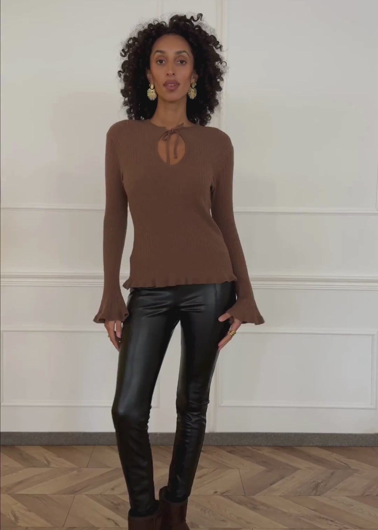 Ribbed knit top with bow at the neckline - brown