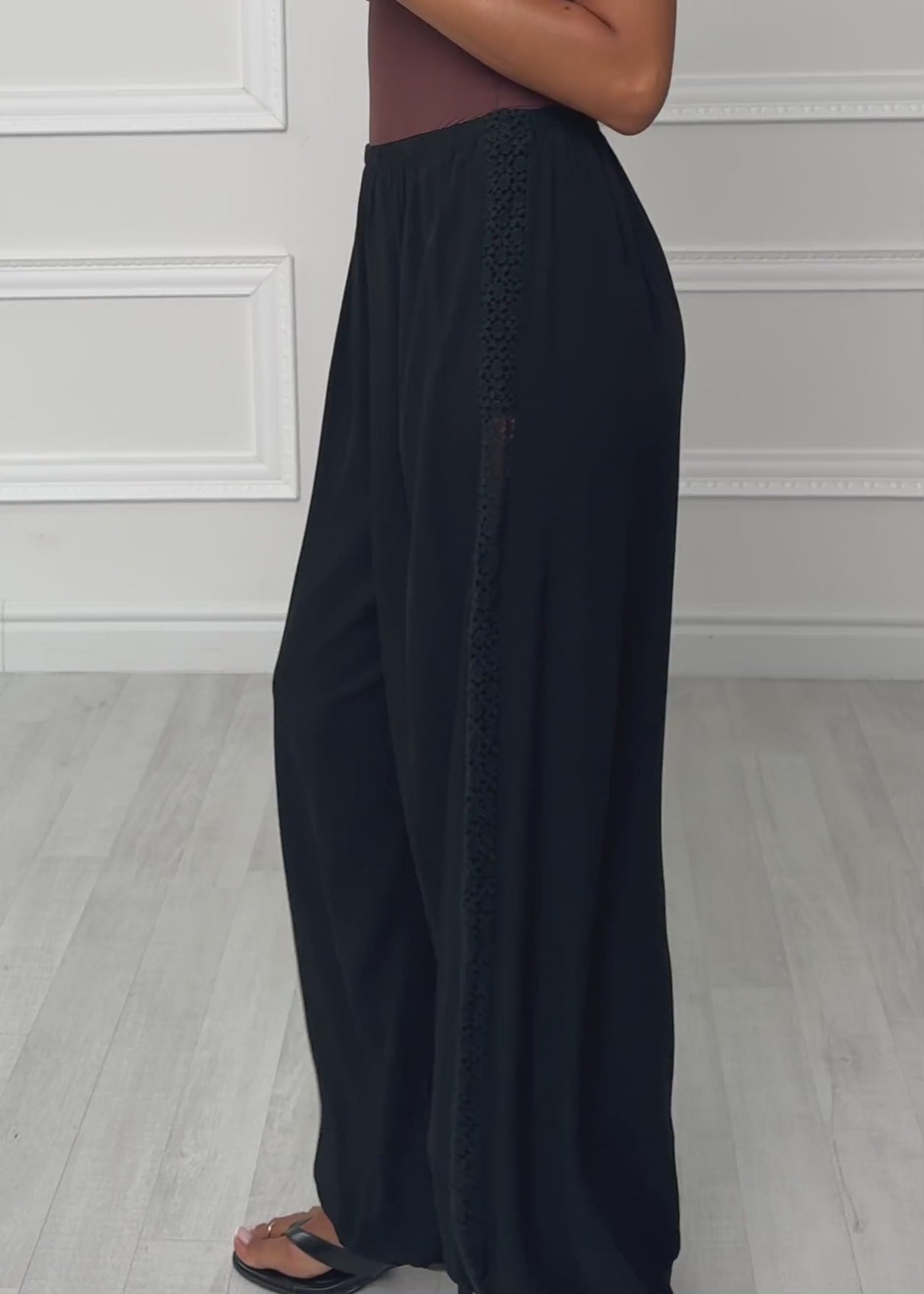 Ballonhose mit Spitzeneinsätzen - schwarz von SASSYCLASSY