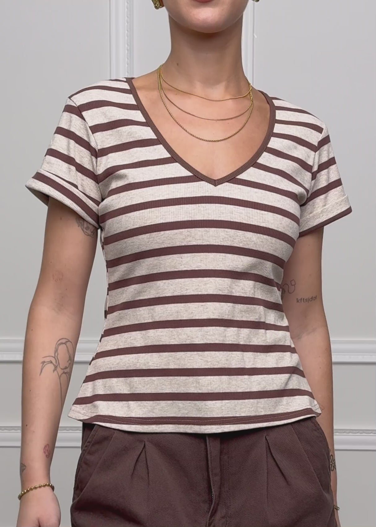 Gestreiftes T-Shirt mit V-Ausschnitt - braun-melange