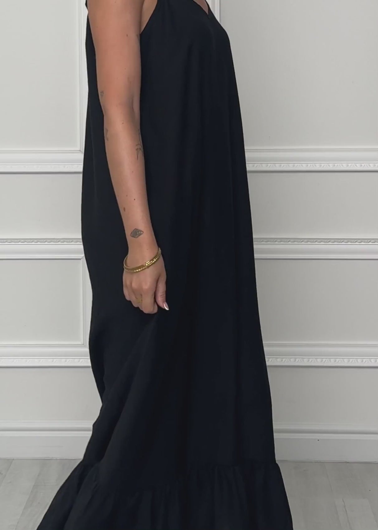 Langes Kleid mit Trägern und Volant - schwarz by SASSYCLASSY