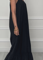 Langes Kleid mit Trägern und Volant - schwarz