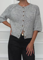 Kurzarm Cardigan mit Außennähten - grau