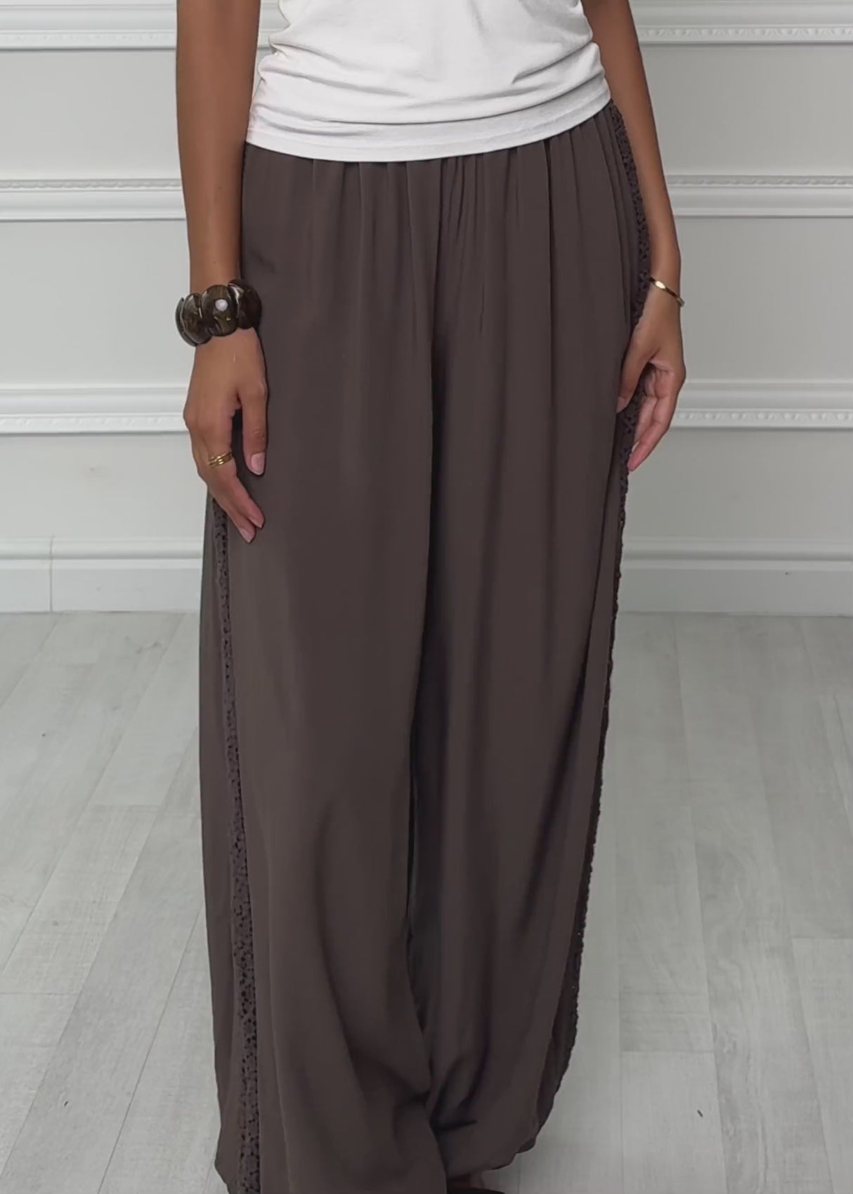 Ballonhose mit Spitzeneinsätzen - braun von SASSYCLASSY