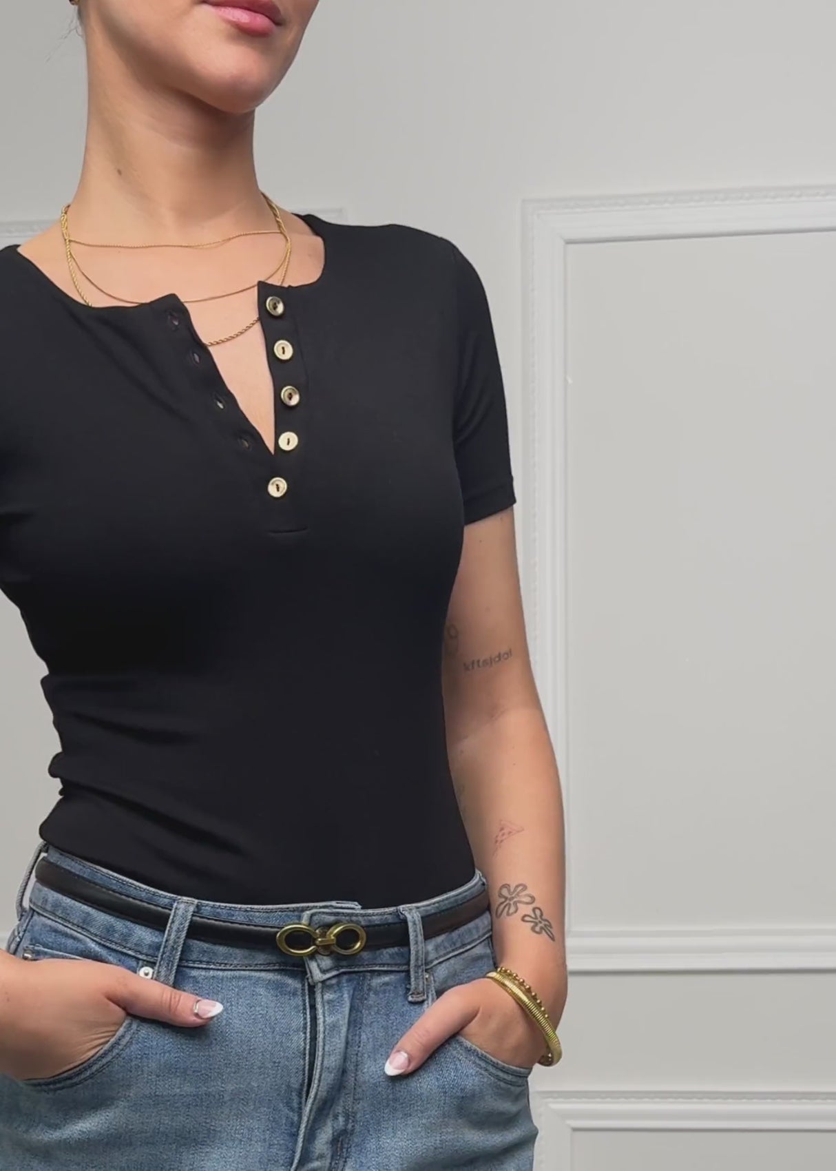 Kurzarm Body mit Knopfleiste - schwarz by SASSYCLASSY