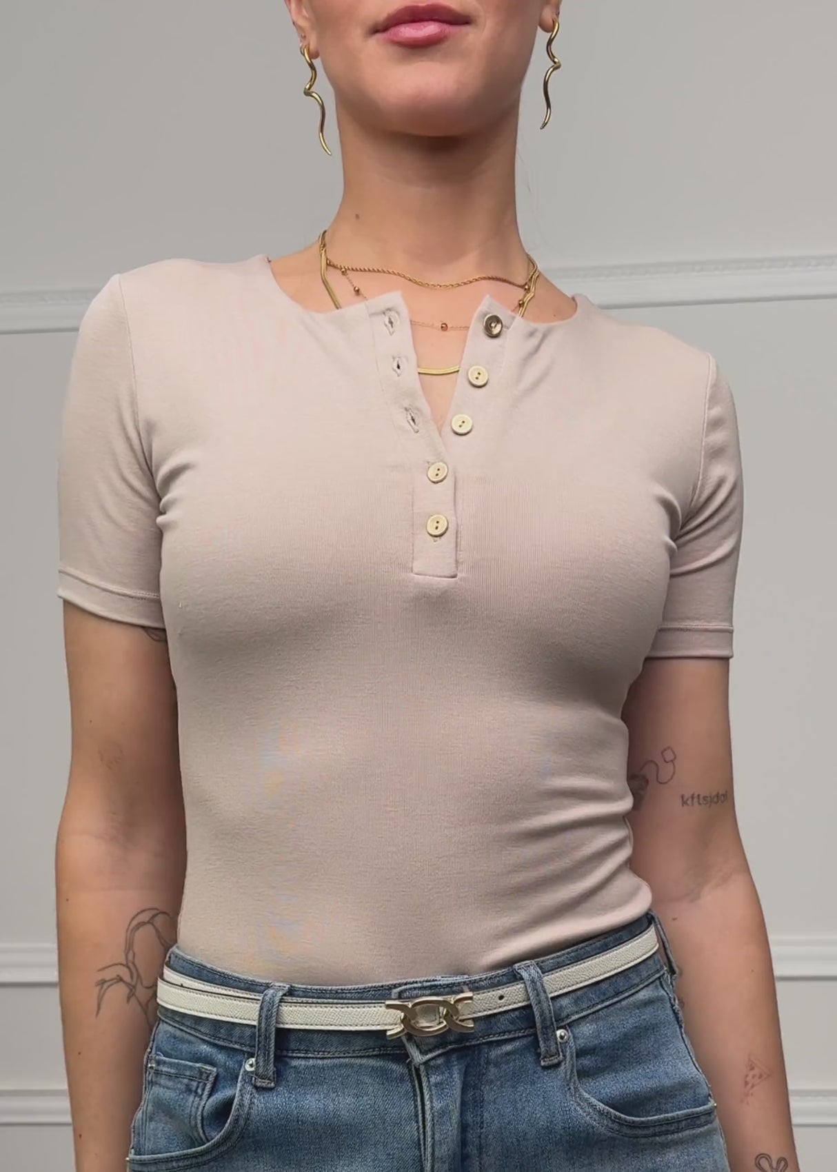 Kurzarm Body mit Knopfleiste - beige