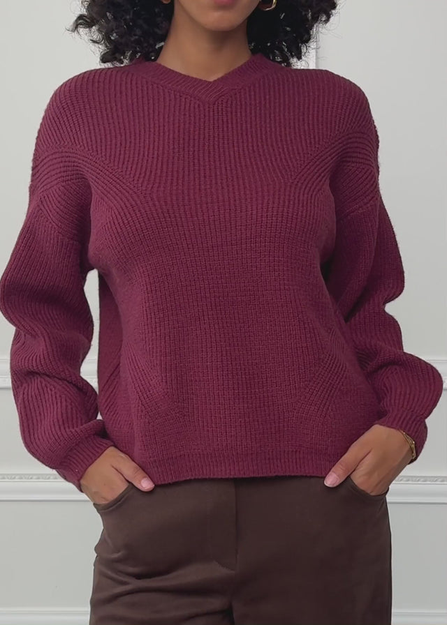 Rippstrickpullover mit hohem V-Ausschnitt - burgundy von SASSYCLASSY