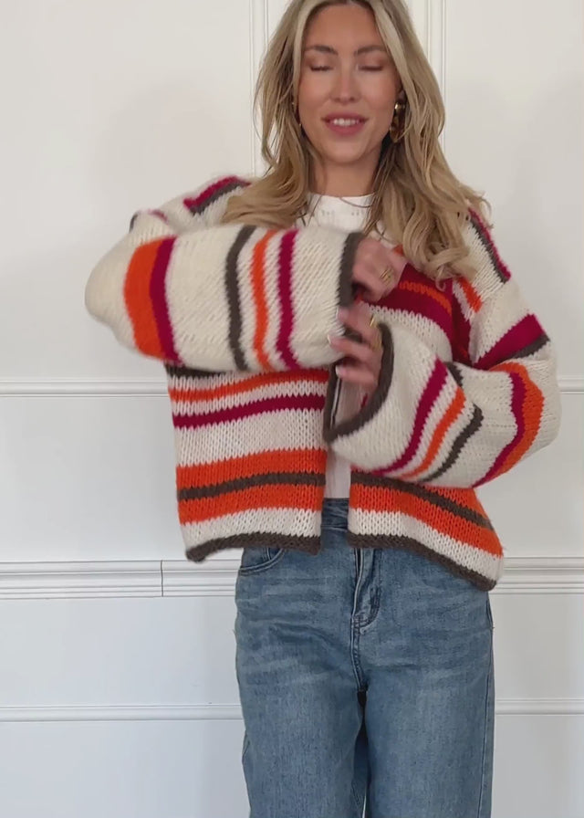 Bunt gestreifte Strickjacke mit Schleifenverschluss - orange-pink von SASSYCLASSY
