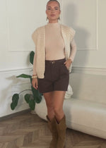 Sleeveless knitted vest with structured shoulders - off-white