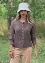 Strickjacke mit Herzknöpfen - braun