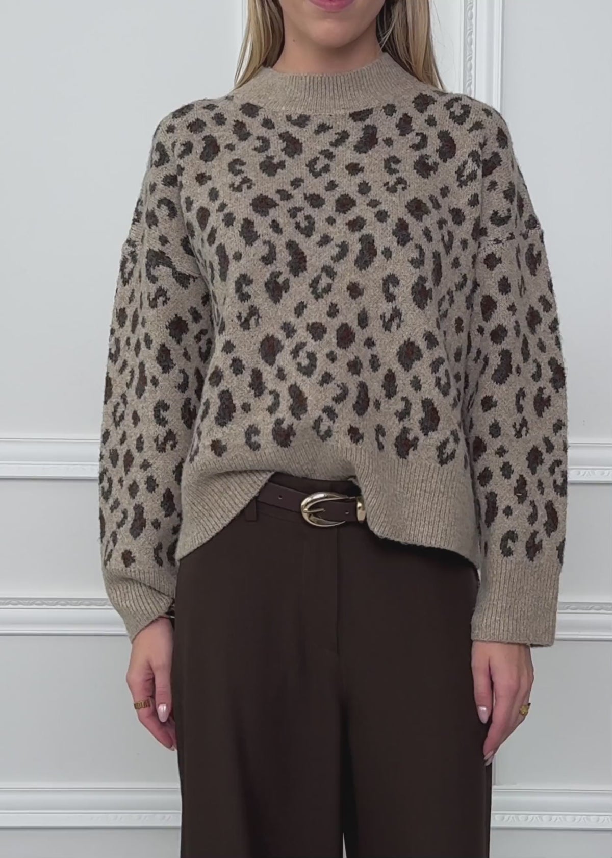 Pullover mit breiter Rippe und Leo-Muster - beige von SASSYCLASSY