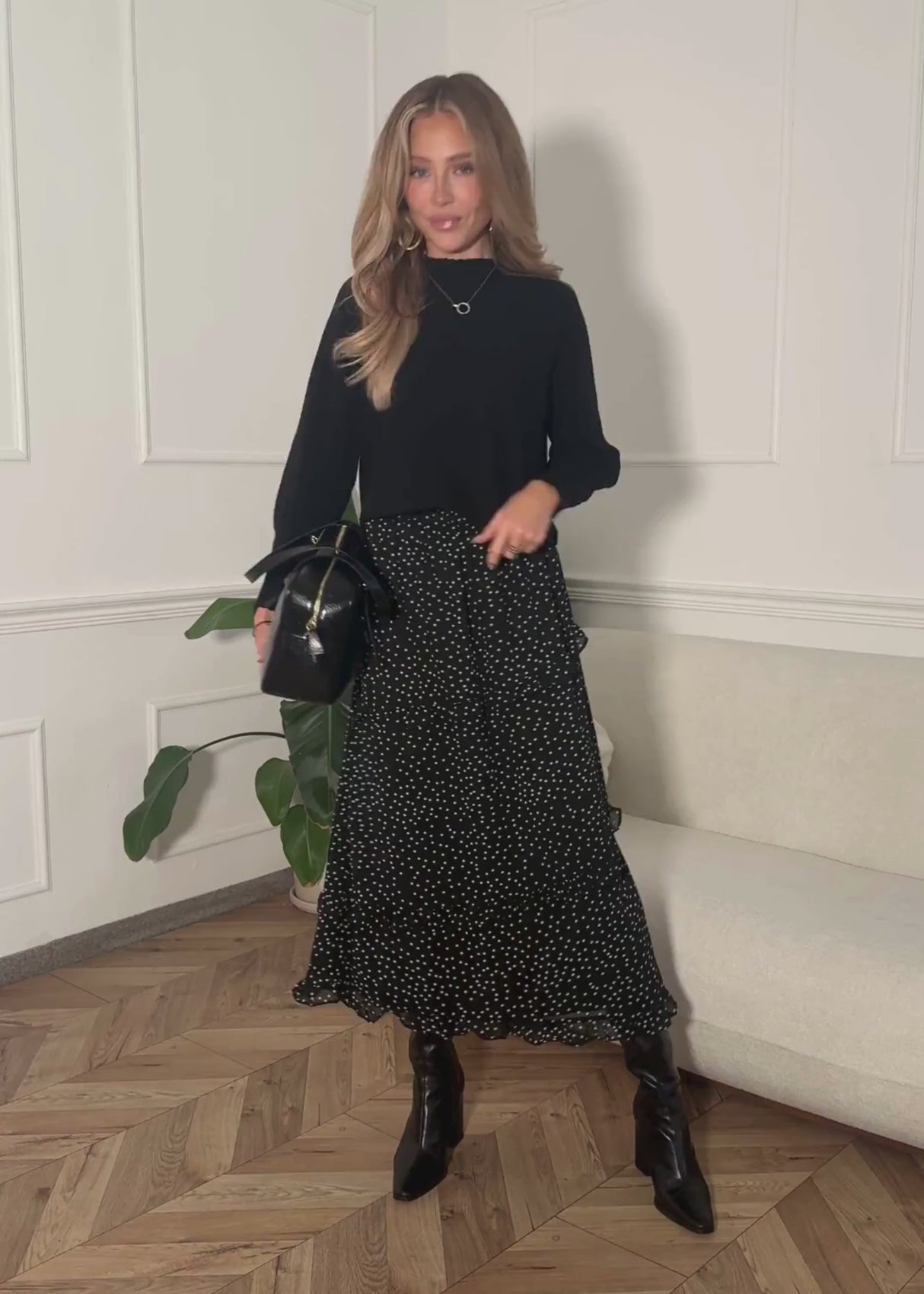 Gepunkteter langer Chiffon Rock mit Rüschen - schwarz