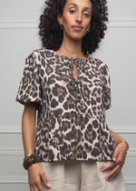 Kurzarm Musselin Bluse mit Leo-Print - braun