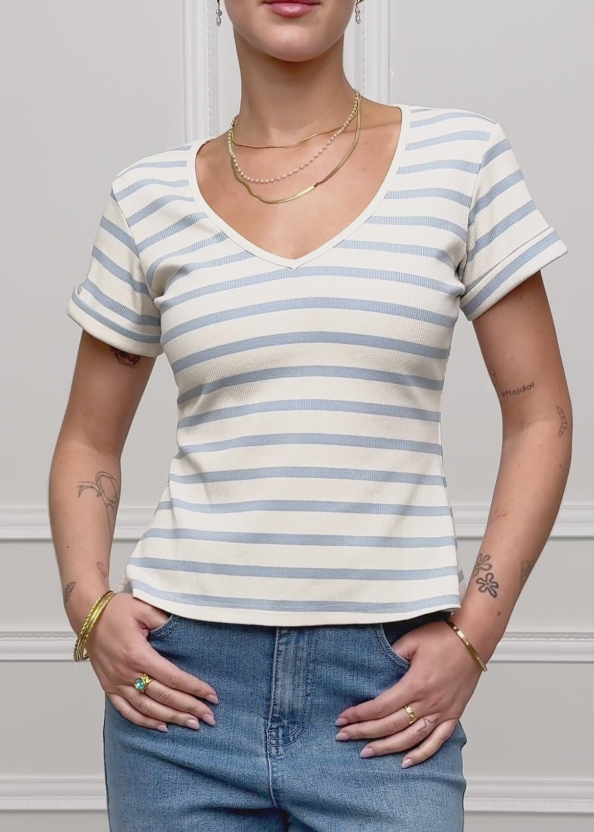 Gestreiftes T-Shirt mit V-Ausschnitt - blau-offwhite