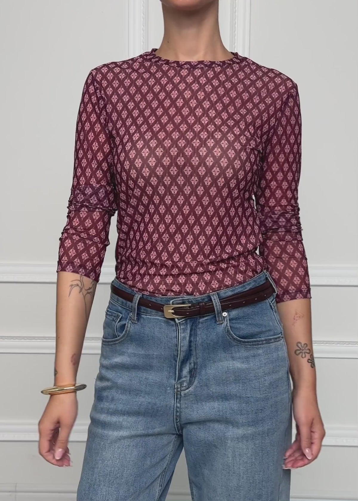 Mesh Langarmshirt mit geometrischem Muster - burgundy von SASSYCLASSY