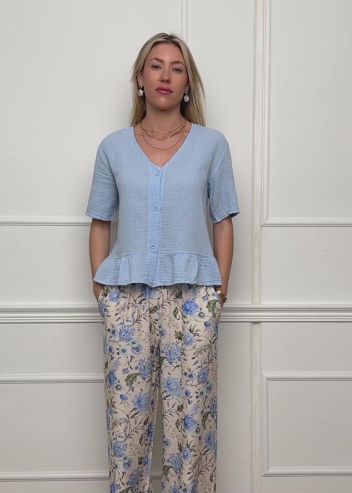 Kurzarm Musselin Bluse mit Volants - hellblau