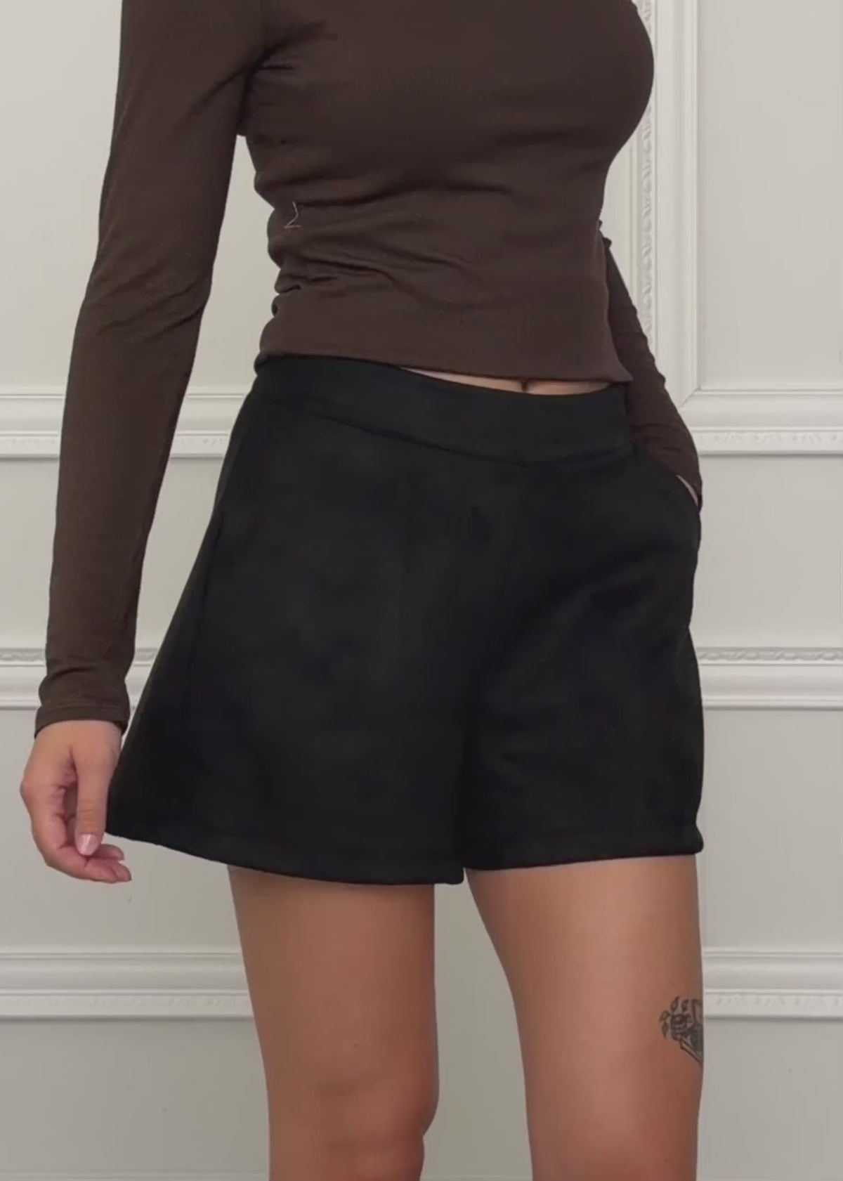 Shorts in Wildlederoptik - schwarz von SASSYCLASSY