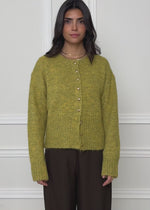 Strickjacke mit Herzknöpfen - olivgelb