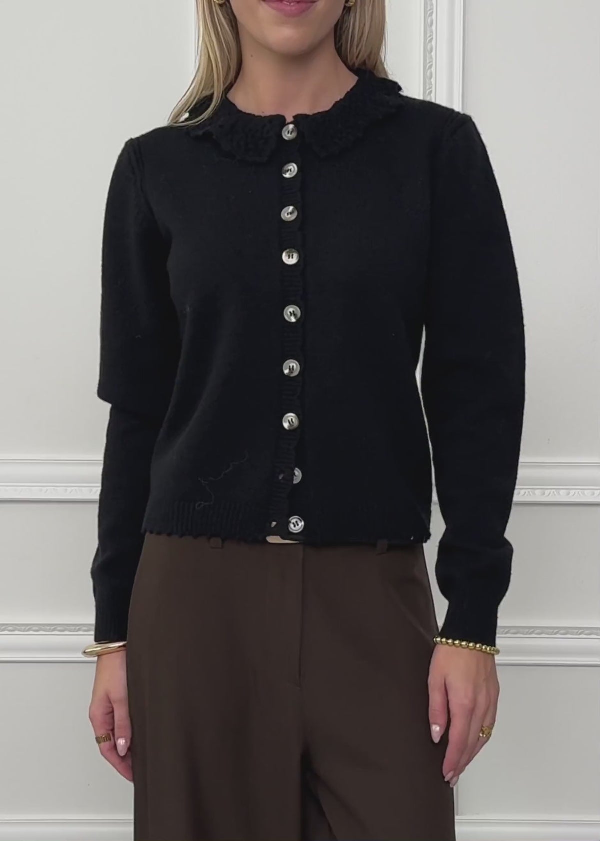 Strickjacke mit Häkelkragen - schwarz by SASSYCLASSY