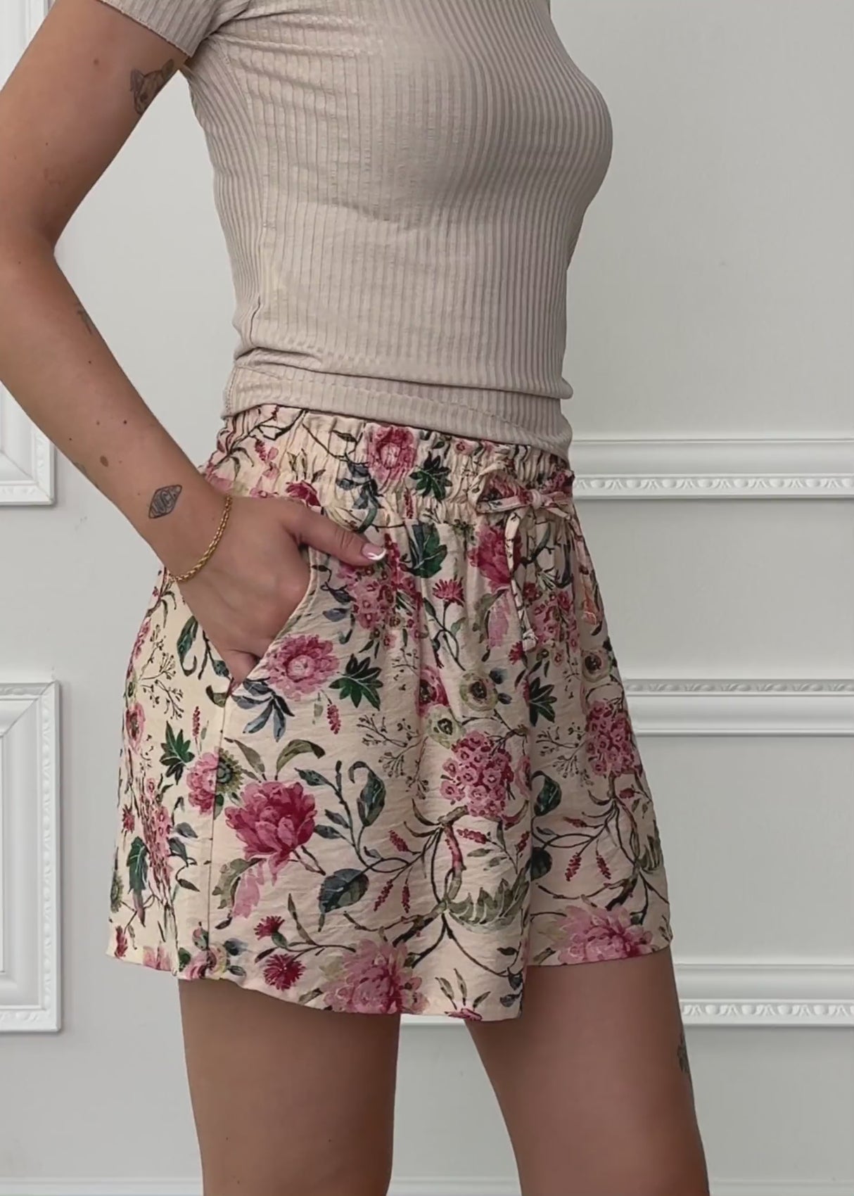Weite Shorts mit Kordelzug und Blümchendruck - beige von SASSYCLASSY