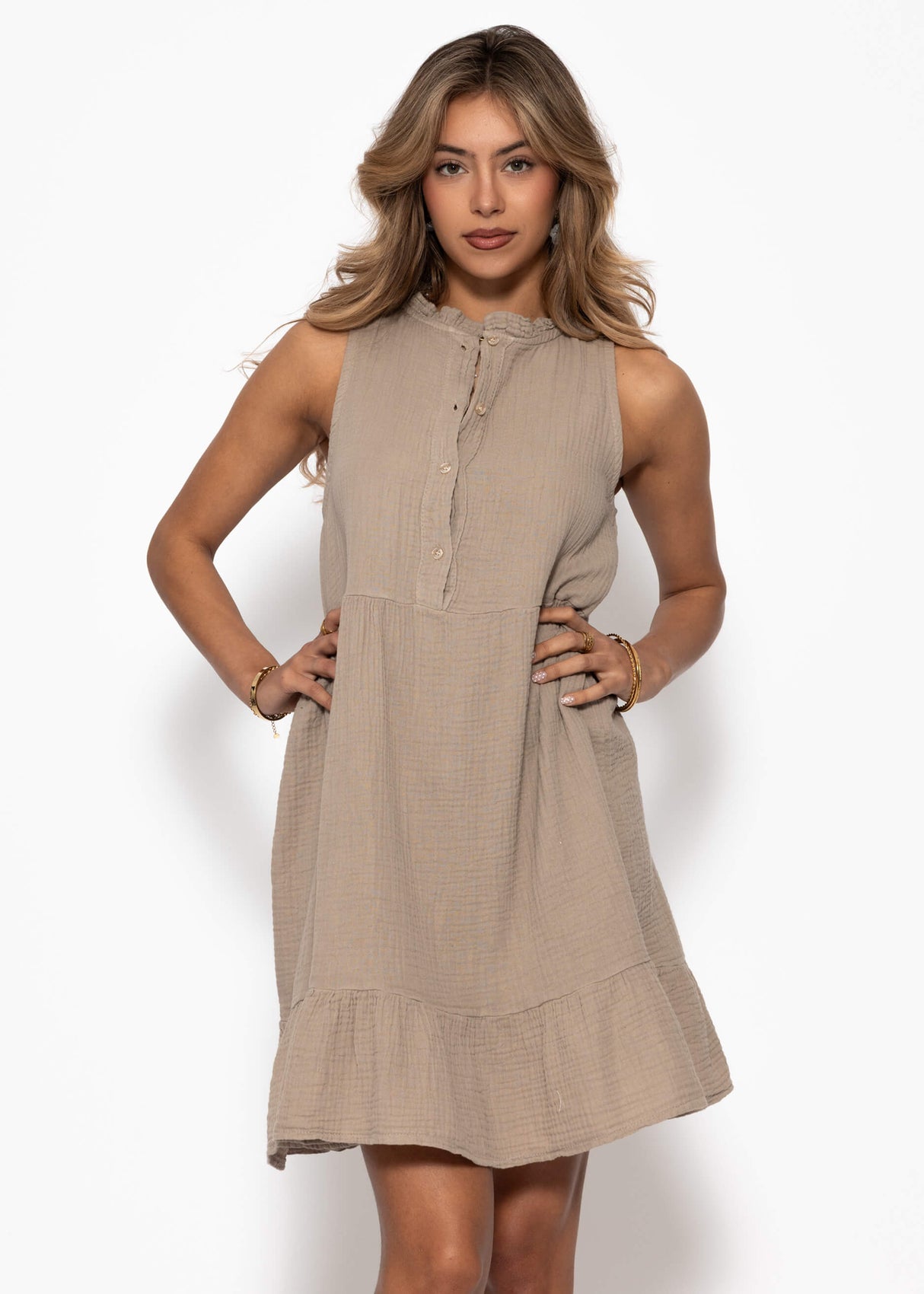 Ärmelloses Musselin Kleid mit Volants - taupe