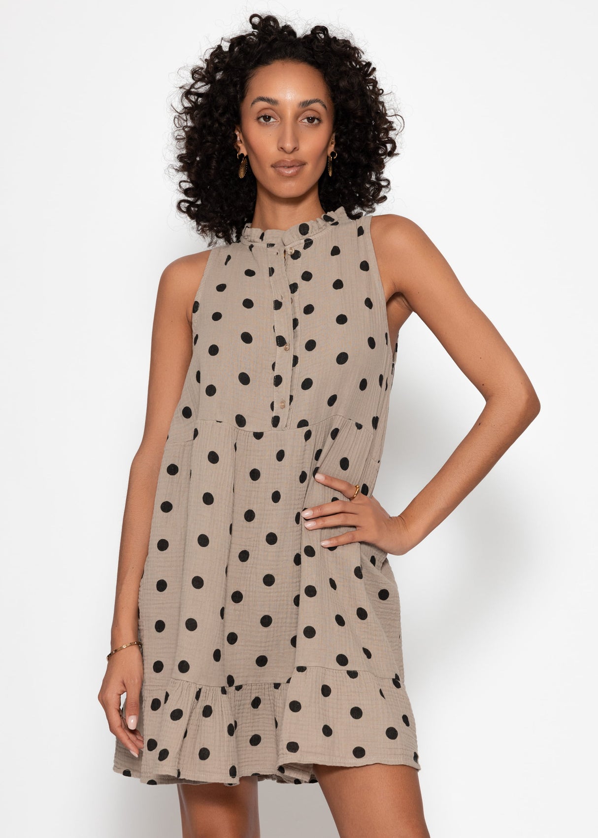 Ärmelloses Musselin Kleid mit Volants und Punkte Print - taupe