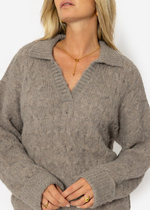 Fluffy cable-knit V-neck sweater with collar - taupe