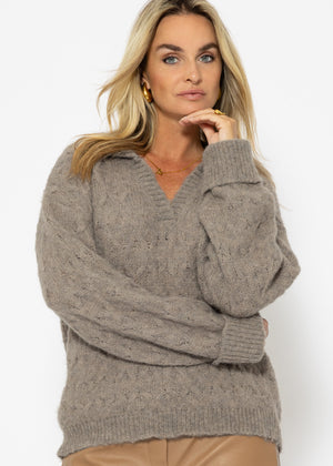 Fluffy cable-knit V-neck sweater with collar - taupe