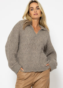 Fluffy cable-knit V-neck sweater with collar - taupe