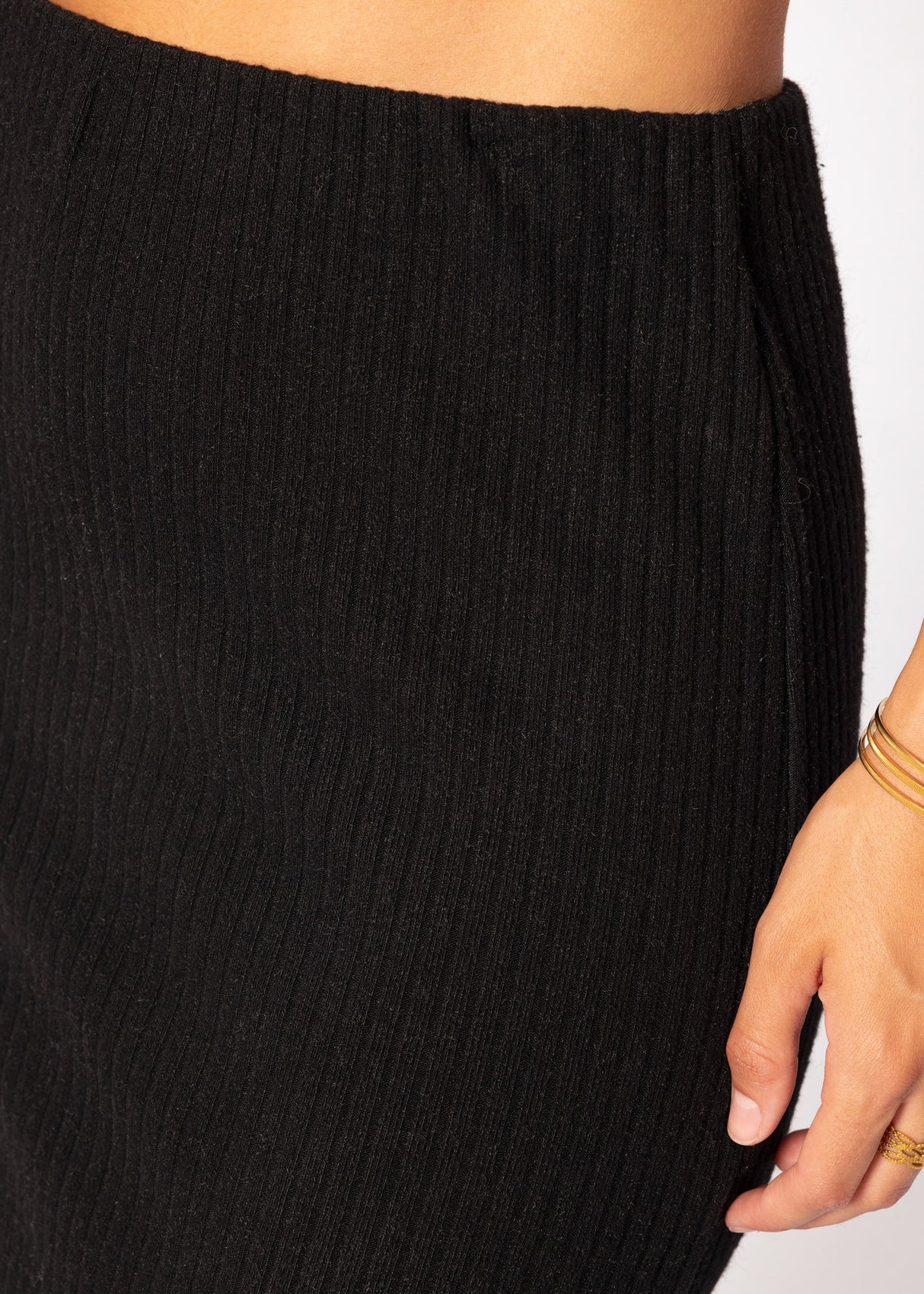 Ribbed midi-length skirt - black