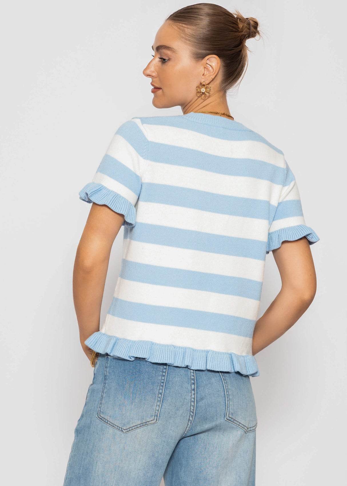 Striped short-sleeved sweater with flounces - blue-off-white
