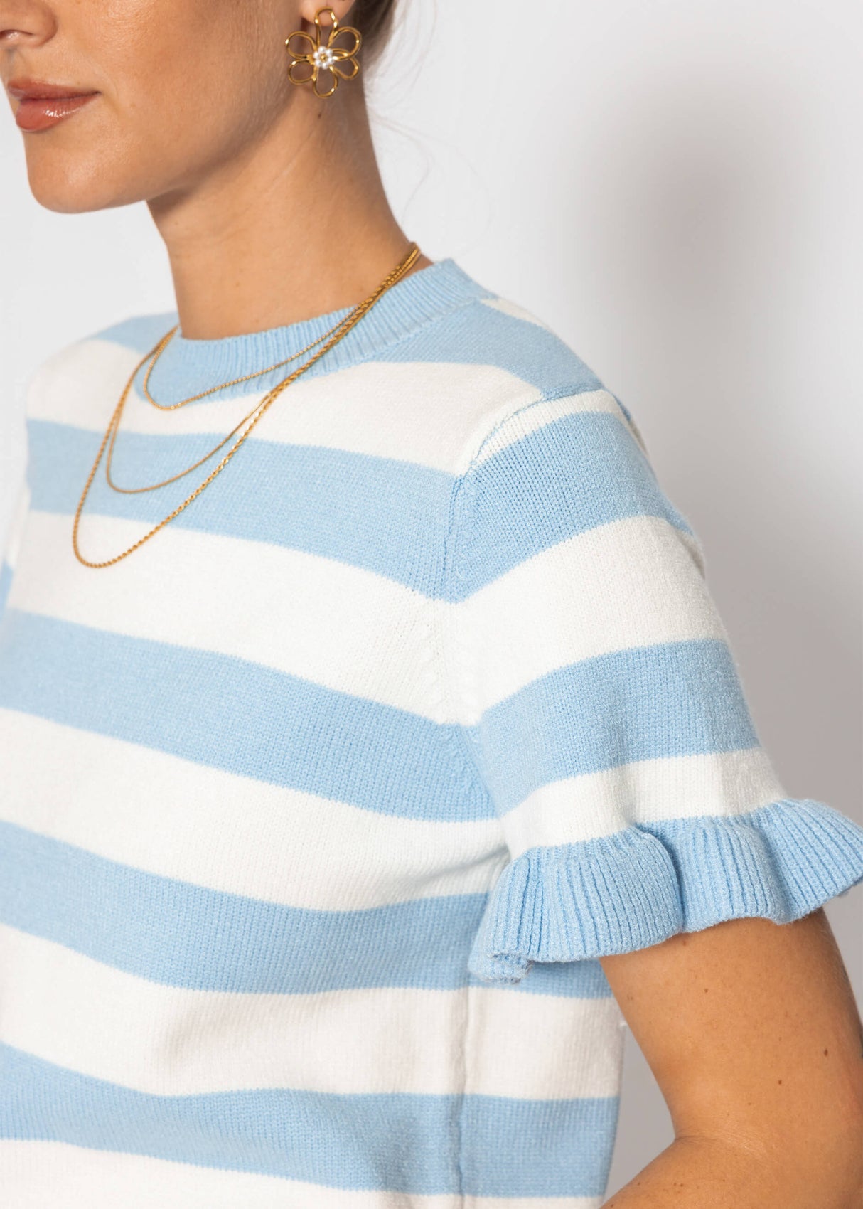 Striped short-sleeved sweater with flounces - blue-off-white