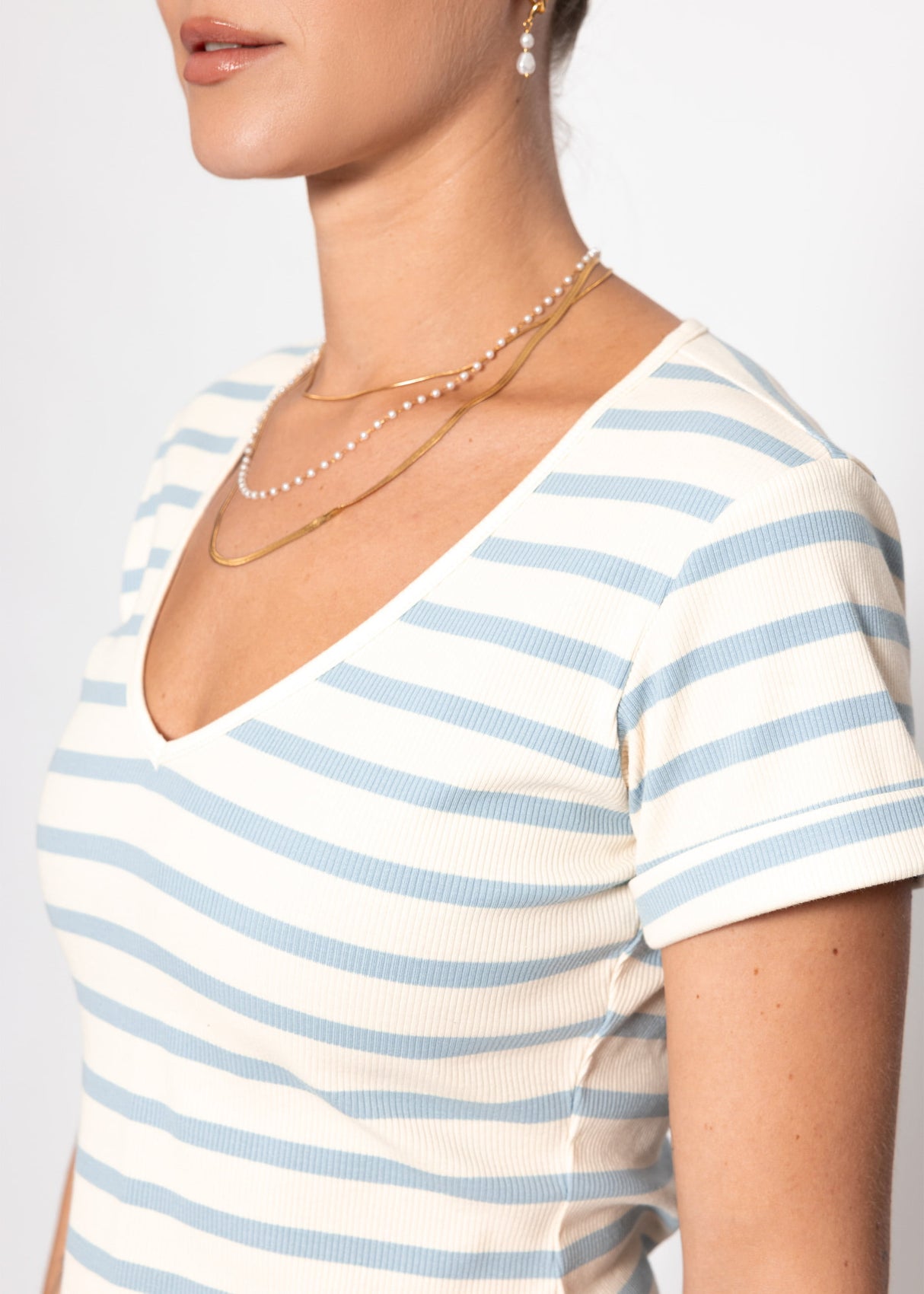 Gestreiftes T-Shirt mit V-Ausschnitt - blau-offwhite